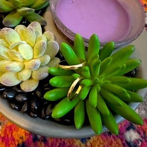 His and hers 10 K gold Wedding Band set